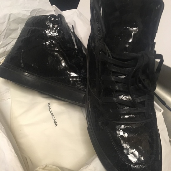 Sneakers - Picture 2 of 4